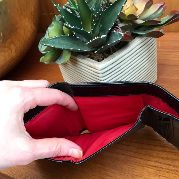 Kenneth Cole Reaction Compact Tri-Fold Wallet - Black Patent & White Stitching - Picture 5 of 8